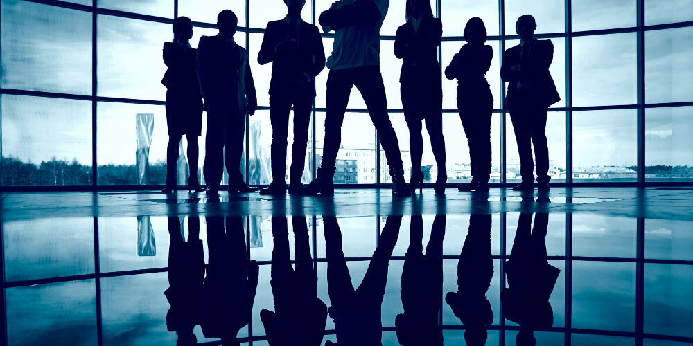 silueta-ejecutivos-comerciales-seguros